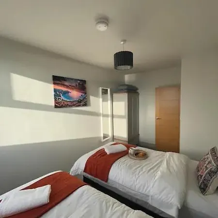 Spectacular 2 Bedroom Balcony Sea View Flat Apartment *
