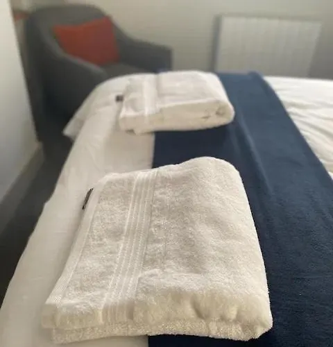 Spectacular 2 Bedroom Balcony Sea View Flat *