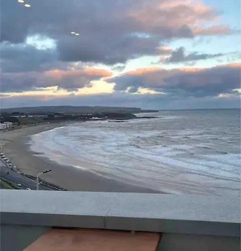 Spectacular 2 Bedroom Balcony Sea View Flat Lägenhet Scarborough